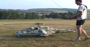 Model śmigłowca wielkości człowieka