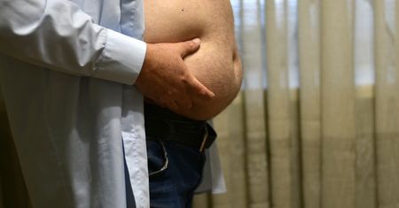 Taki brzuch to zmora Polaków. Zwiększa ryzyko udaru, zawału, zaburzeń erekcji