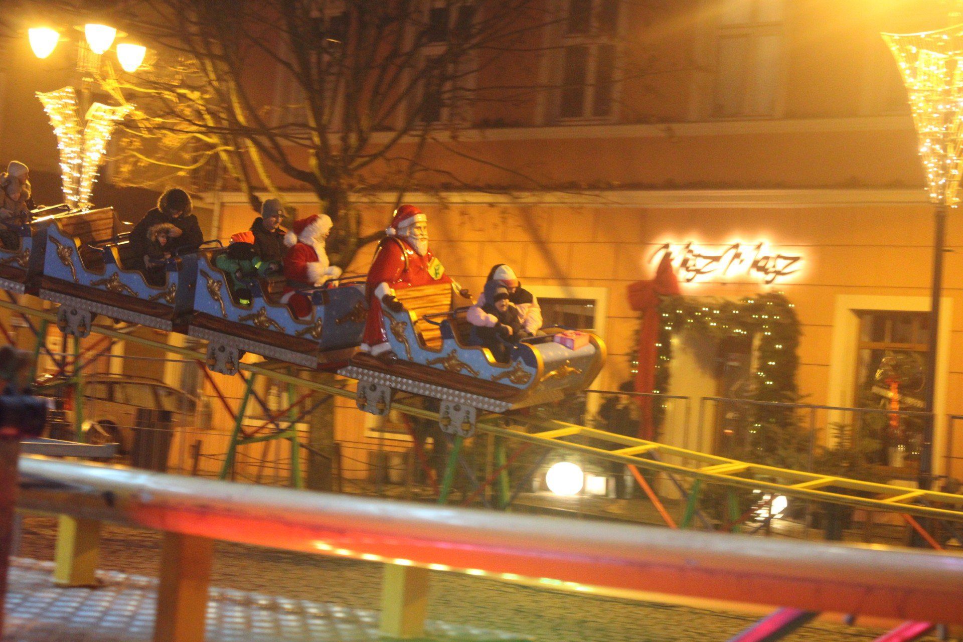 Jarmark świąteczny w Gnieźnie oficjalnie otwarty! Na Rynku rozbłysła żywa choinka