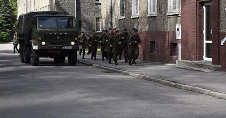 Fałszywy alarm w jednostce wojskowej. Wszystko przez misia i kluczyk. Są konsekwencje