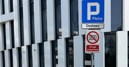 Tabliczka pod znakiem D-18. Trudno stwierdzić, co zarządca ma na myśli