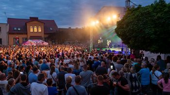 Tłumy i energia na koncercie Pięknych i Młodych. Skoki świętują z rozmachem