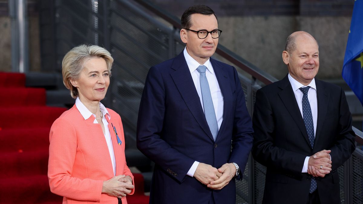 Od lewej: przewodnicząca Komisji Europejskiej Ursula von der Leyen, premier RP Mateusz Morawiecki i kanclerz Niemiec Olaf Scholz