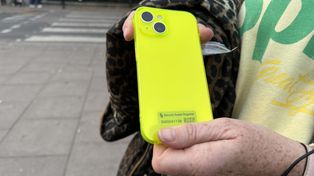 Kradzież telefonu to początek. Wraca oszustwo z SMS-em