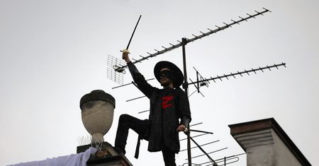 Policja szuka... Zorro. To on wywiesił transparent na wiecu Trzaskowskiego