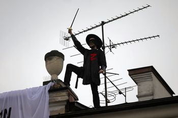 Policja szuka... Zorro. To on wywiesił transparent na wiecu Trzaskowskiego
