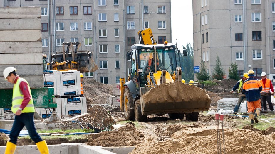 ZUS informuje o spadku liczby umów o dzieło w Polsce i w Małopolsce. Coraz więcej osób wybiera samozatrudnienie, a rynek pracy przechodzi zmianę