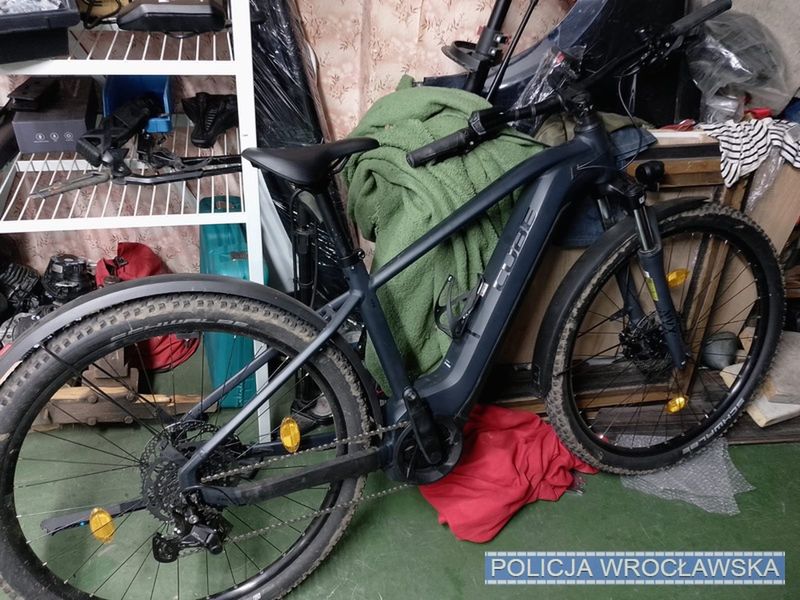 Wrocław: Garaż pełen kradzionych rowerów elektrycznych z Niemiec odkryty przez policję