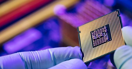 Eksperci alarmują: wykryto luki bezpieczeństwa w procesorach Intel i AMD