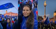 Kinga Rusin PROTESTUJE w Warszawie i... na Instagramie. Dziennikarka pokazuje TŁUMY na placu Zamkowym (ZDJĘCIA)