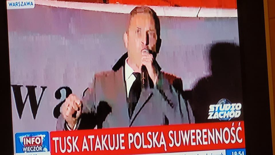 Paski TVP Info podczas wiecu w Warszawie