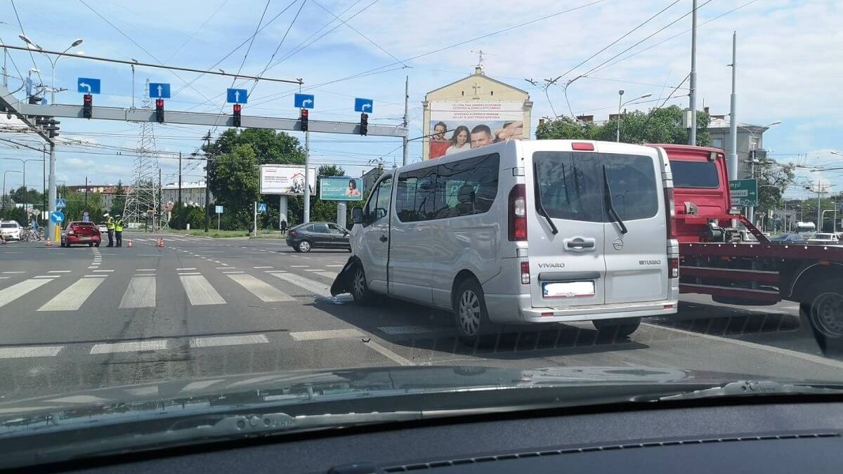 Zderzenie opla z seatem na skrzyżowaniu w Lublinie