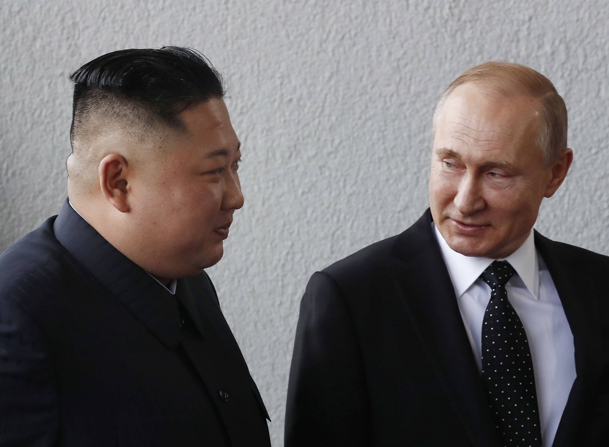 Russian President Vladimir Putin meets North Korean leader Kim Jong Un
epa07526617 Russian President Vladimir Putin (R) talks to  North Korean leader Kim Jong Un as they walk together at  Far East Federal University on Russky Island in Vladivostok , Russia, 25 April 2019.  EPA/SERGEI ILNITSKY / POOL 
Dostawca: PAP/EPA.
SERGEI ILNITSKY / POOL