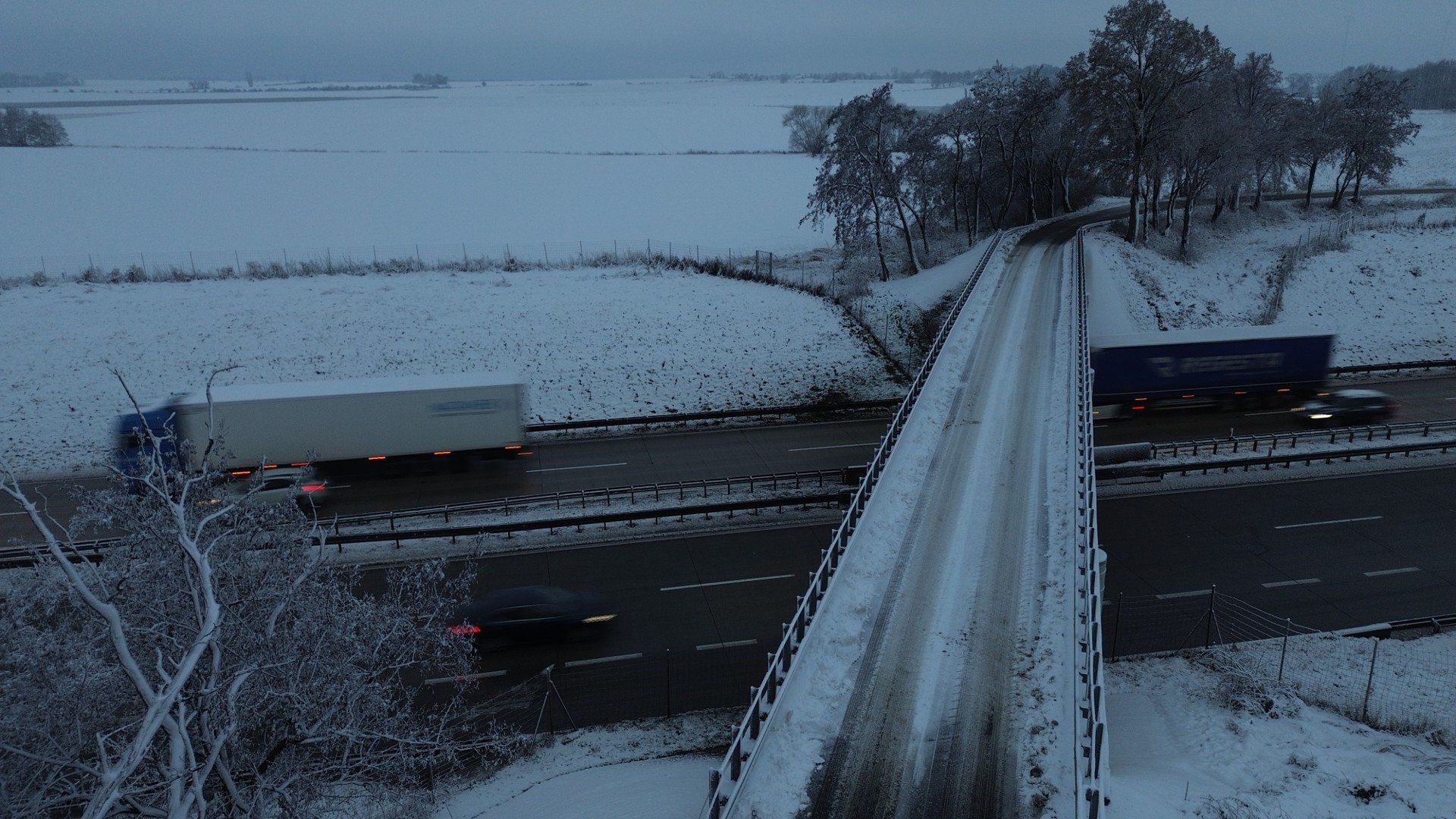 Intensywne opady śniegu na Dolnym Śląsku spowodowały sporo utrudnień na drogach. Wielu mieszkańców zgłaszało także awarie prądu.