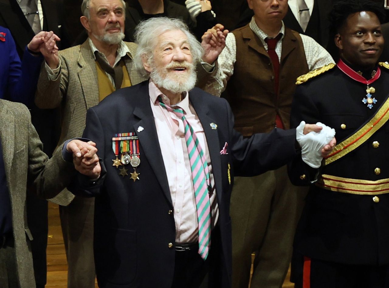 Sir Ian McKellen runął ze sceny. Wezwano pogotowie, ewakuowano teatr