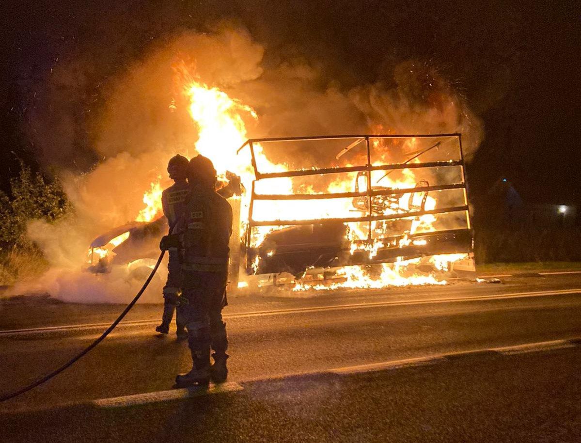 Lubelszczyzna. Auto w płomieniach. Strażacy dwie godziny walczyli z ogniem 