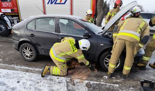 W aucie pojawił się ogień, interweniowały dwa zastępy straży pożarnej