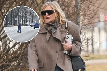 Nonszalancka Monika Olejnik odziana w drogie ciuchy przechodzi przez CZTEROPASMOWĄ jezdnię. Za nic ma prawo? [ZDJĘCIA]