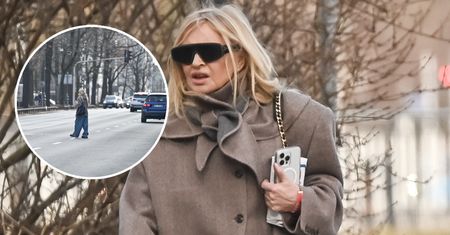 Nonszalancka Monika Olejnik odziana w drogie ciuchy przechodzi przez CZTEROPASMOWĄ jezdnię. Za nic ma prawo? [ZDJĘCIA]
