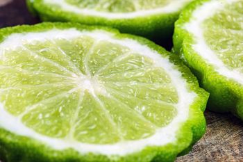 Wygląda jak limonka, a kryje sekret kultowej herbaty. Włosi mówią na nią "zielone złoto"