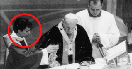 Stał obok Jana Pawła II. Polski ksiądz aż wrzucił do sieci