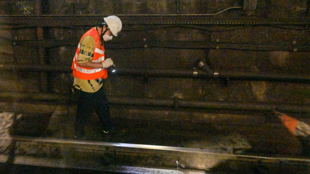 MTR Doors Fall Off In Hong Kong
HONG KONG, CHINA - NOVEMBER 13: A worker checks track after the train carriage doors fell off at Yau Ma Tei station on November 13, 2022 in Hong Kong, China. The MTR train incident on Sunday led to the evacuation of hundreds of passengers and left one passenger injured. (Photo by Chen Yongnuo/China News Service via Getty Images)
China News Service
china, train, accident