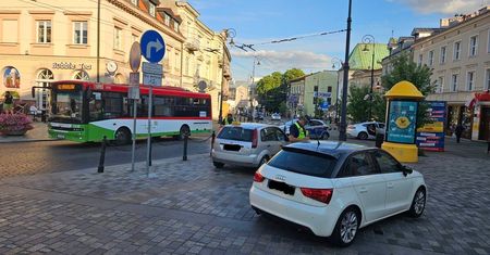Kierowcy ignorują oznakowanie i masowo wjeżdżają na zamknięty fragment ulicy. Tam już czyhają na nich strażnicy miejscy