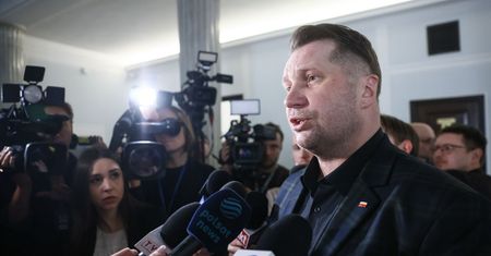 Czarnek zaskoczył słowami o Hołowni. "Jestem za nim murem"