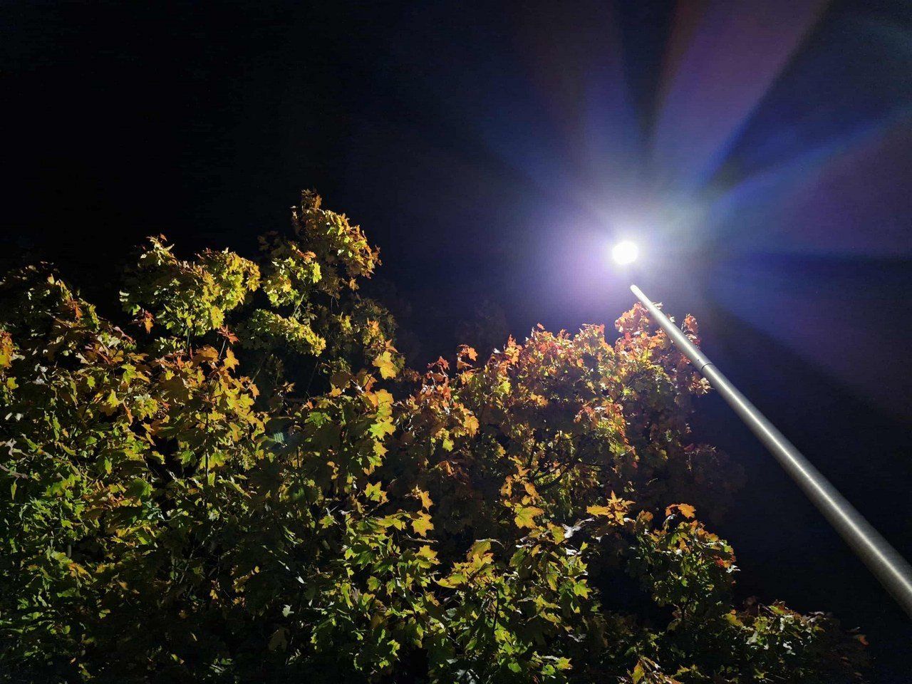 Jesienne wieczory w Zduńskiej Woli bywają zaskakujące. Zdobią miasto