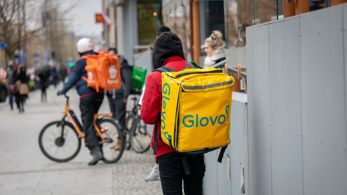 Logo Arkadiusz Zi�?ek
fot: Arkadiusz Ziolek/ East News. Warszawa.    n/z Kurierzy czekaja na zlecenie przed restauracja.
ARKADIUSZ ZIOLEK