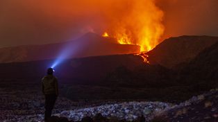Niszczy plany wielu turystów. Ekspert tłumaczy, czy Etna zachowuje się normalnie