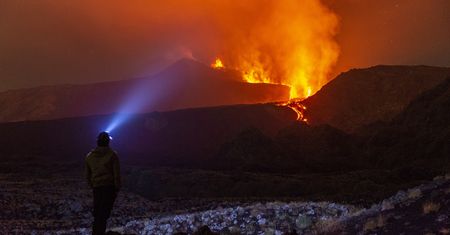 Niszczy plany wielu turystów. Ekspert tłumaczy, czy Etna zachowuje się normalnie