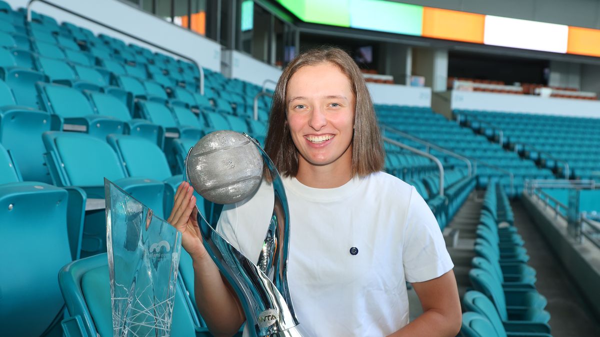 MIAMI GARDENS, FLORIDA - APRIL 02:  In this image released on April 4, Iga Swiatek of Poland poses with the Chris Evert WTA World No.1 Trophy on April 02, 2022 at Hard Rock Stadium in Miami Gardens, Florida. (Photo by Michael Reaves/Getty Images)