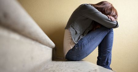Widzisz ten niewinny gest? Dzwoń na policję. Możesz uratować życie