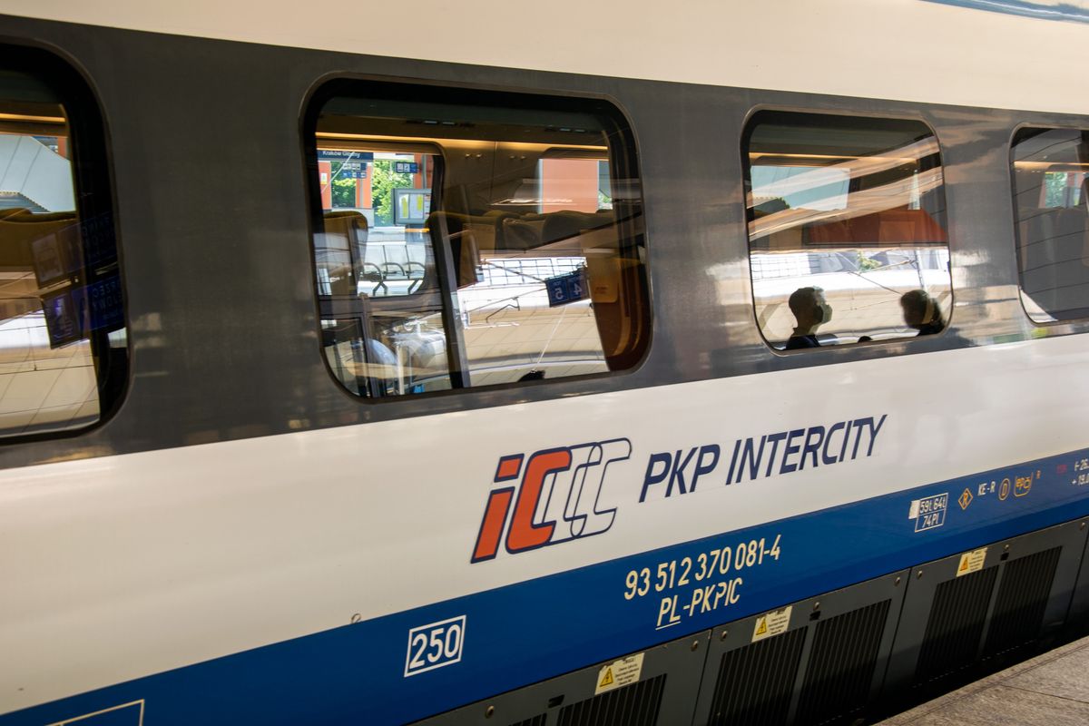 Pociąg PKP Intercity na stacji w Krakowie 