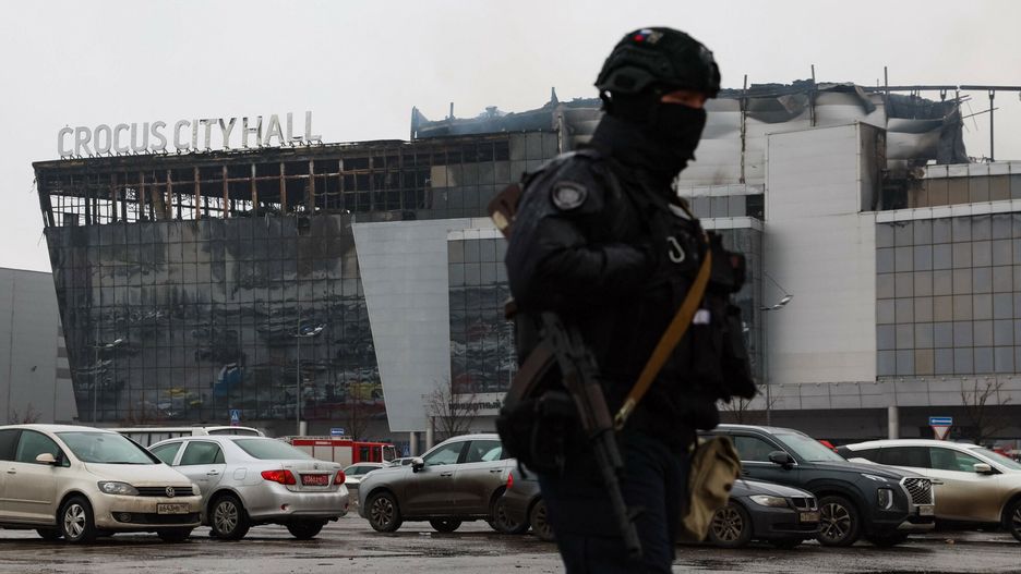 Hala koncertowa Crocus w Krasnogotsku po ugaszeniu po?aru
A law enforcement officer patrols the scene of the gun attack at the Crocus City Hall concert hall in Krasnogorsk, outside Moscow, on March 23, 2024. Gunmen who opened fire at a Moscow concert hall killed more than 60 people and wounded over 100 while sparking an inferno, authorities said on March 23, 2024, with the Islamic State group claiming responsibility. (Photo by STRINGER / AFP)
STRINGER
