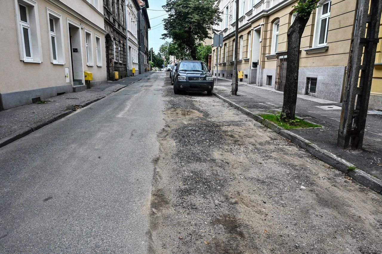 Bydgoszcz: Problem na ulicy Łokietka. Oznakowanie częściowo namalowano na piachu