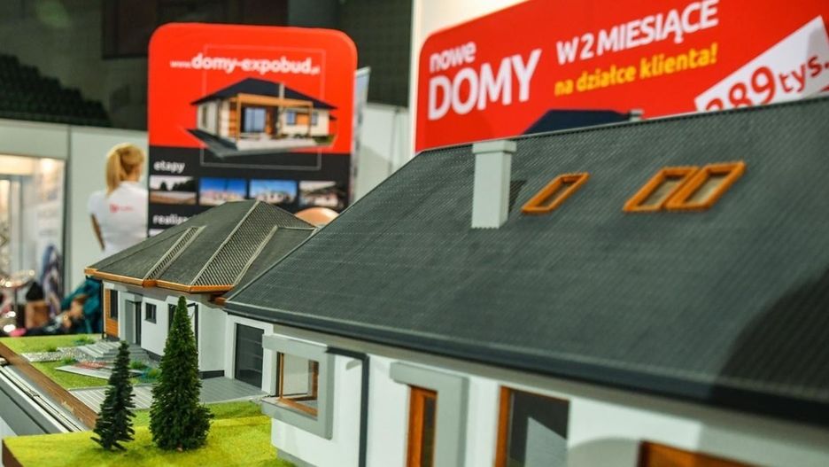 Aby wybrać odpowiednią &#34;hipotekę&#34; powinniśmy zwrócić uwagę także na cenę kredytu, opłaty dodatkowe, koszty ubezpieczeń, skomplikowanie i czasochłonność procesu kredytowego czy skłonność danej instytucji do negocjacji warunków np. przy chęci skorzystania z dodatkowych produktów bankowych.