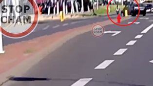 Szokujące wideo. Motocyklista wyleciał w powietrze. Za kółkiem seniorka