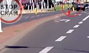 Szokujące wideo. Motocyklista wyleciał w powietrze. Za kółkiem seniorka