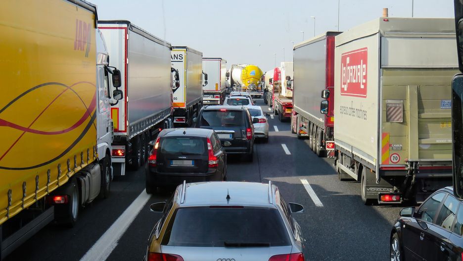 Śląskie. Od rana na drogach prowadzących do Katowic kierowcy utknęli w korkach.