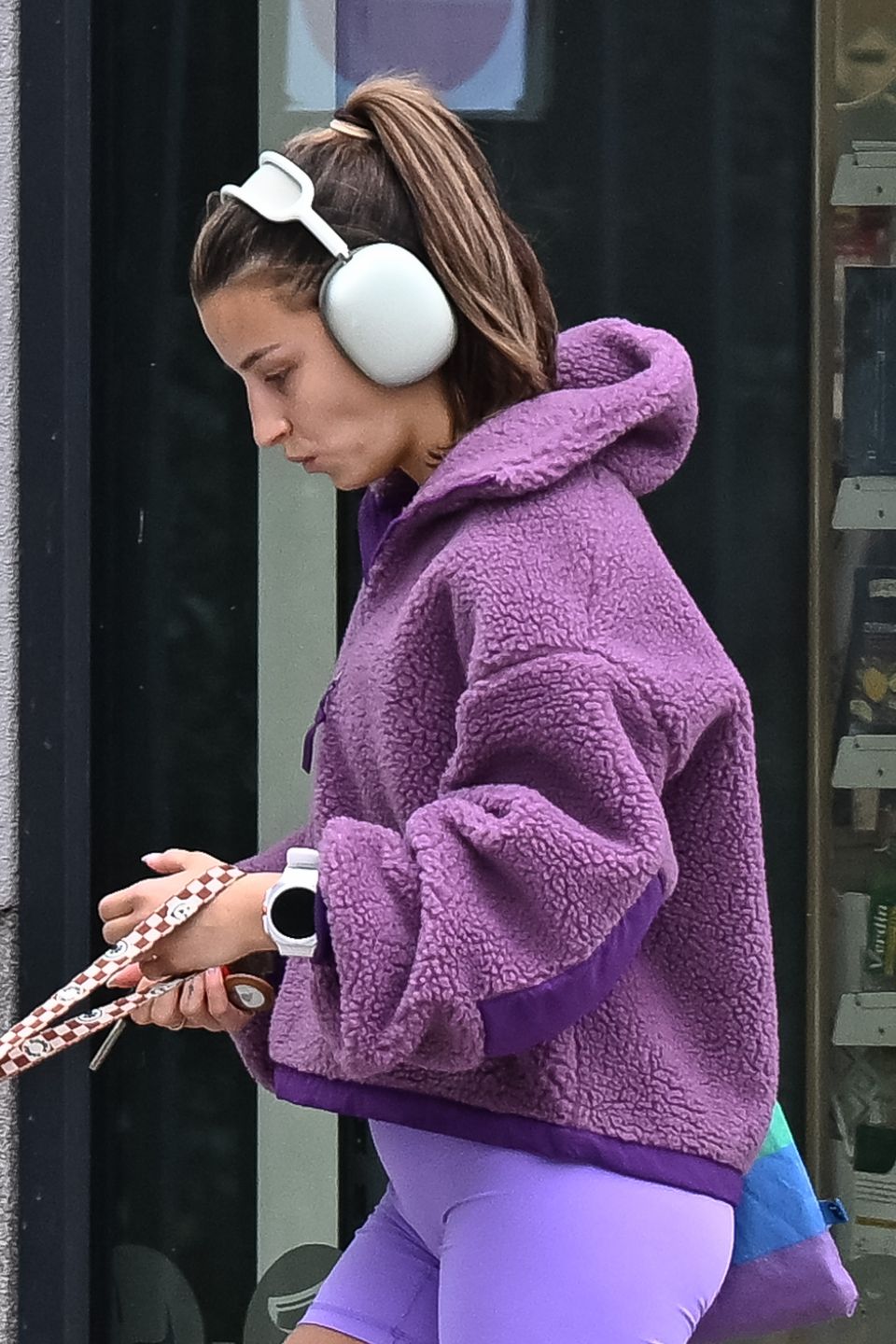 Julia Wieniawa sfotografowana na spacerze z psem