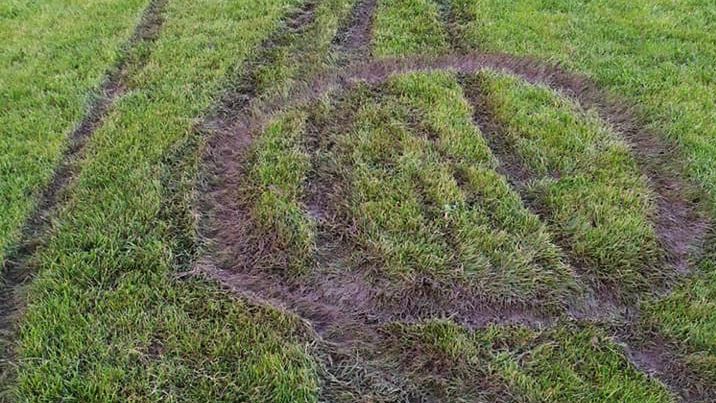 Głogów. Bezmyślny motocyklista zniszczył murawę. Może mieć spore problemy
