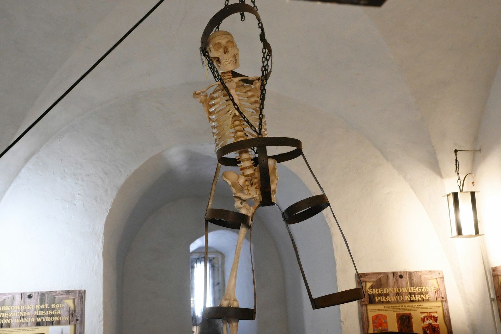 Słynna Krzywa Wieża w Ząbkowicach Śląskich to jedno z ciekawszych miejsc na weekendową wycieczkę. Oprócz ciekawej historii zobaczycie tam słynną salę tortur.