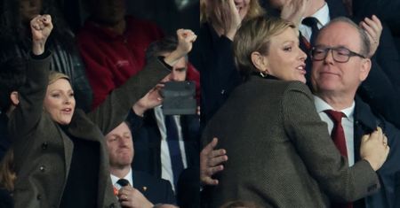 RZADKI WIDOK: Księżna Charlene i książę Albert wymieniają się CZUŁOŚCIAMI na meczu! Koniec plotek o rozwodzie? (ZDJĘCIA)
