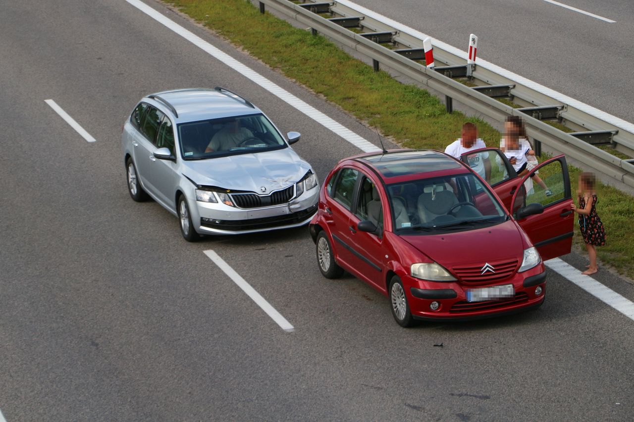 To jedno z mniej groźnych zdarzeń, lecz "siedzenie na zderzaku" jest wyjątkowo niebezpieczne