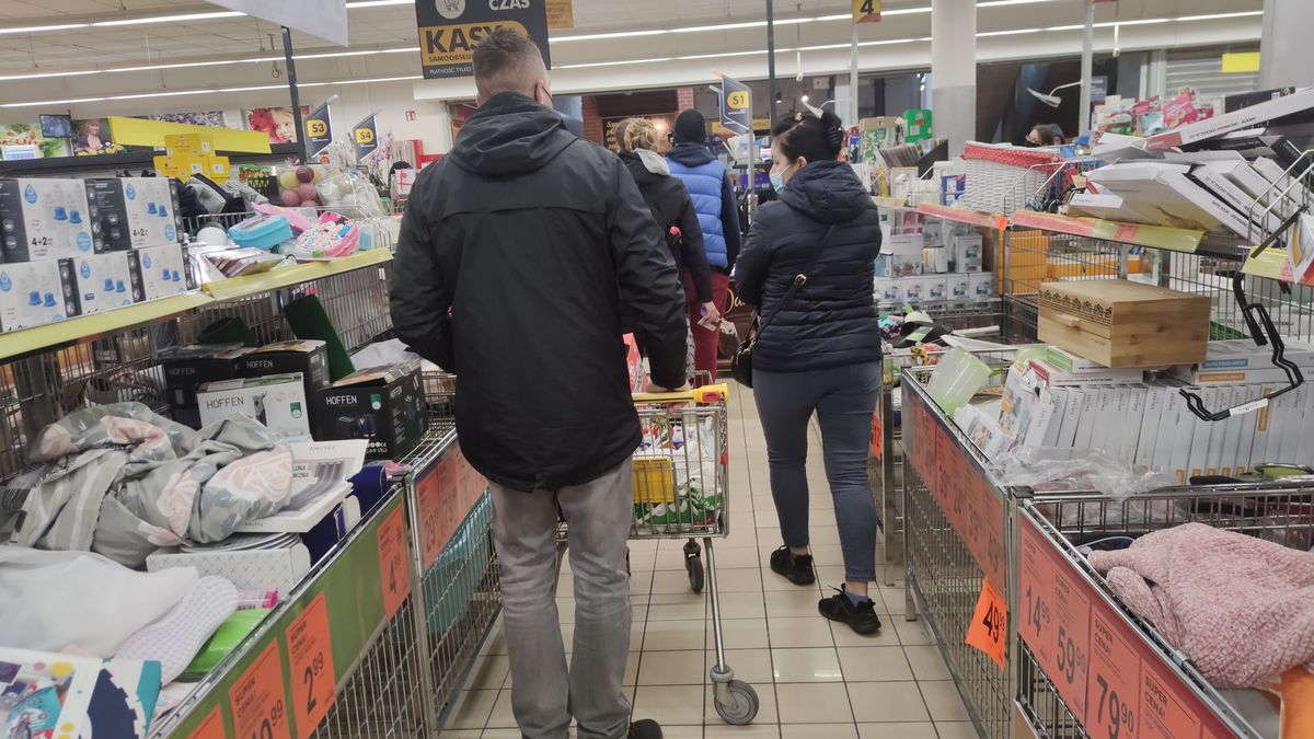 Kolejki w dyskontach to polska tradycja przed majówką
