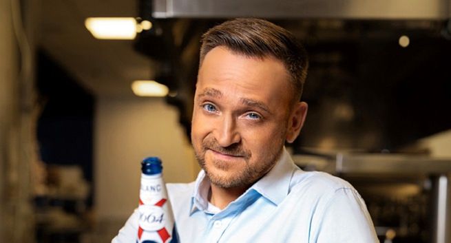 Mateusz Gessler delektuje się piwem 1664 Blanc