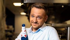 Mateusz Gessler delektuje się piwem 1664 Blanc