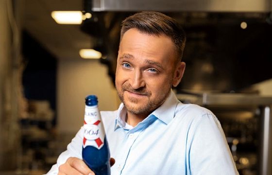 Mateusz Gessler delektuje się piwem 1664 Blanc